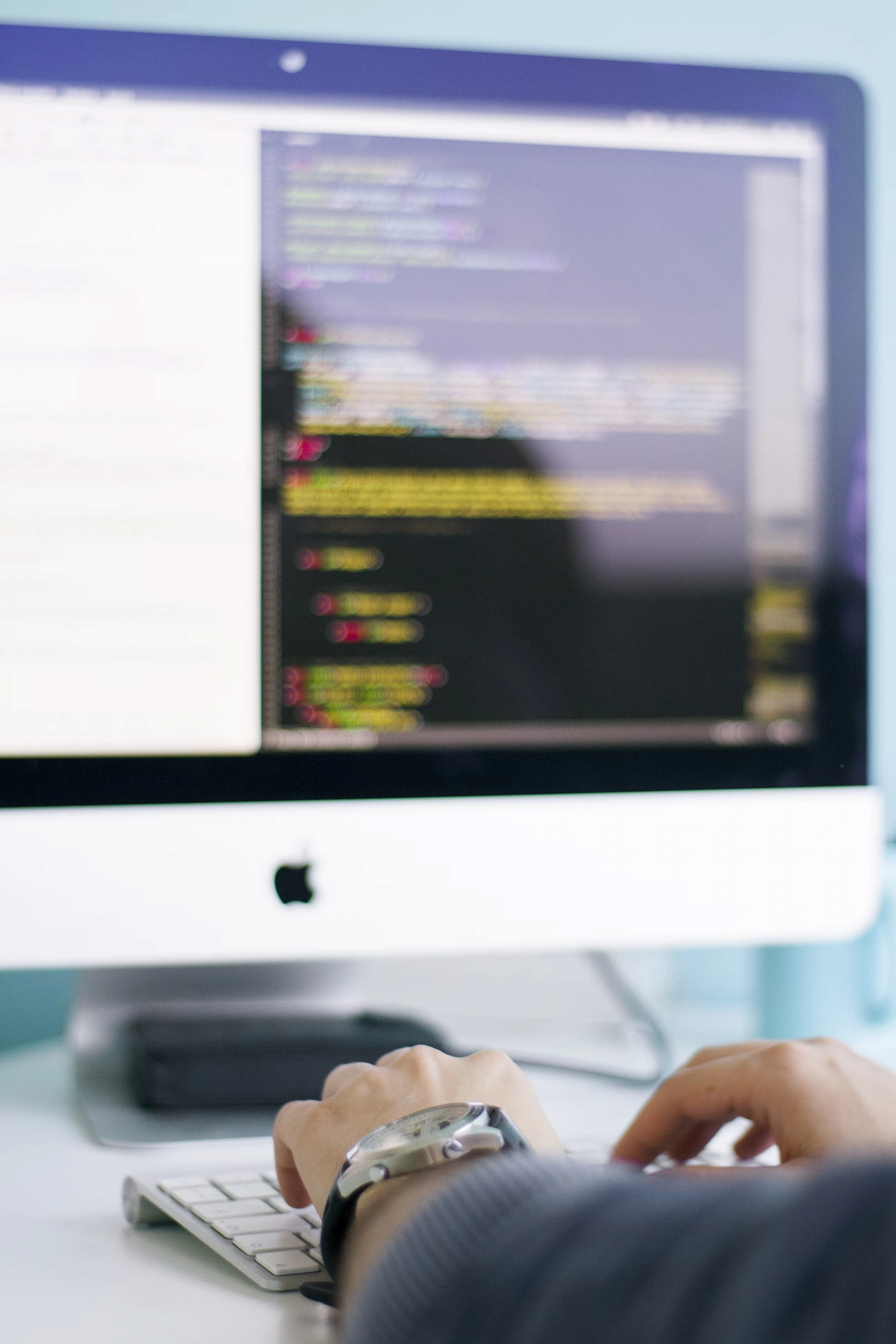 Chronomètre et livres en rapport avec la méthodologie agile posé sur un bureau