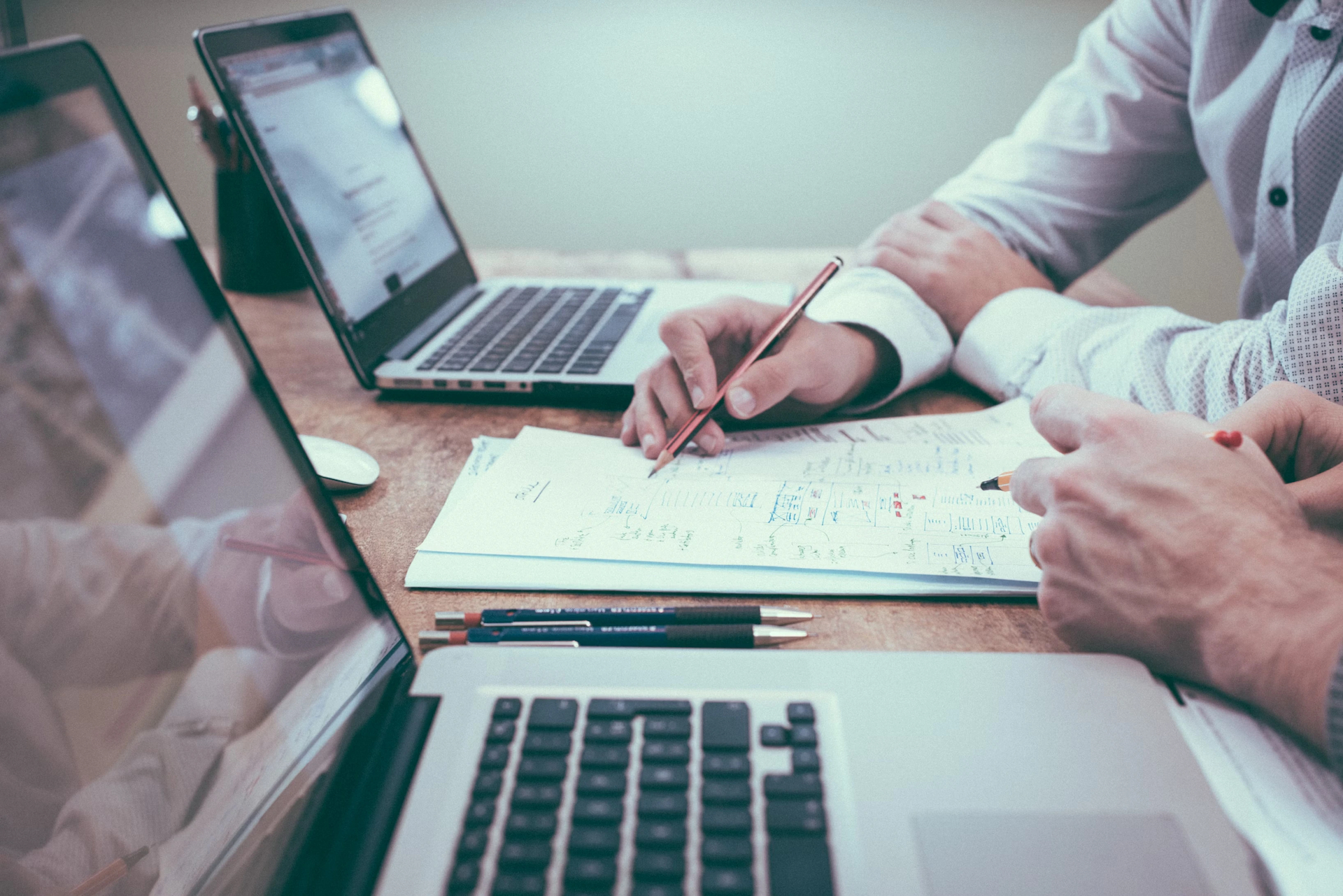 Chronomètre et livres en rapport avec la méthodologie agile posé sur un bureau