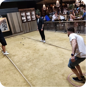 Equipe d'ikomobi à un tournoi de pétanque