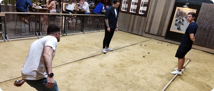 Equipe d'ikomobi à un tournoi de pétanque
