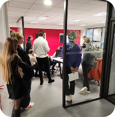 Equipe d'ikomobi se reunissant pour une démonstration d'application