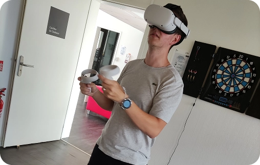 Salarié de chez ikomobi essayant un casque de réalite virtuelle