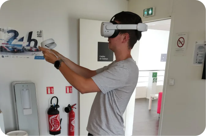 Homme testant la réalité virtuelle