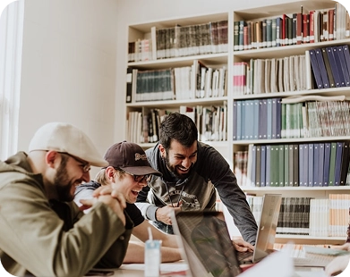 Trois hommes travaillant ensemble sur un ordinateur