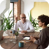 Groupe de personnes dans un meeting