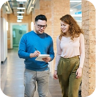 Deux personnes marchant ensemble, l'homme indiquant des choses à la femme