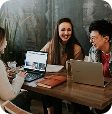 Trois femmes travaillant sur un ordinateur en collaboration