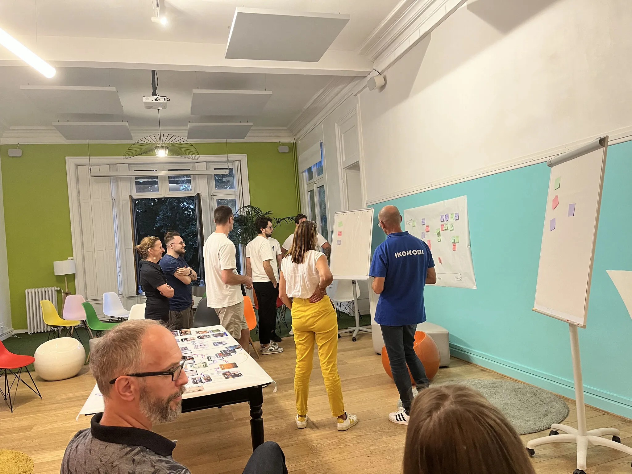 Équipe d'Ikomobi travaillant en commmun sur atelier numérique